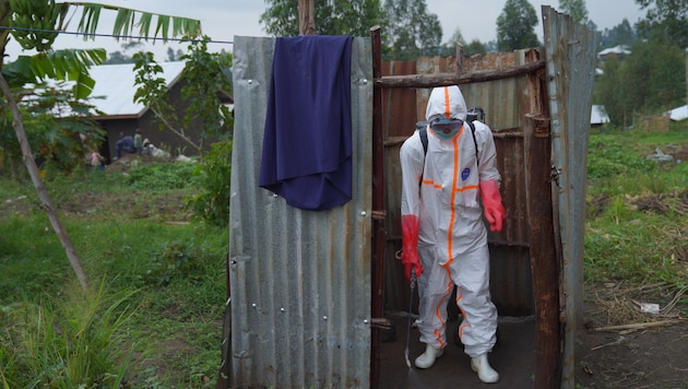 Eine medizinische Fachkraft in Schutzausrüstung im Kongo