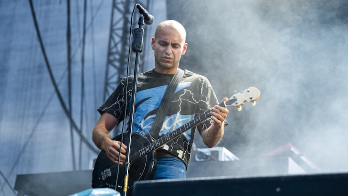 Ein Banjo als Gitarre – ansonsten ist mit Julian Cashwan Pratt von Show Me The Body nicht immer ...