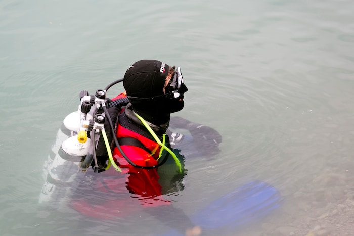 Zwölf Taucher und fünf Schnorcheltaucher der Wasserrettung suchten den Baggersee ab.