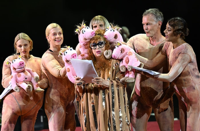 Ein Publikums-Hit am Burgtheater: Szene aus „Unter Tieren“, Jelineks dralle Kapitalismus-Kritik.