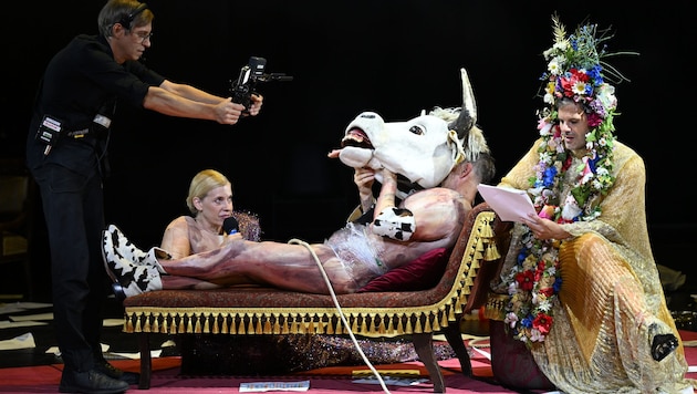 Prachtensemble, ausschließlich in Tiergestalt: Caroline Peters, Sebastian Rudolph, Thiemo ...