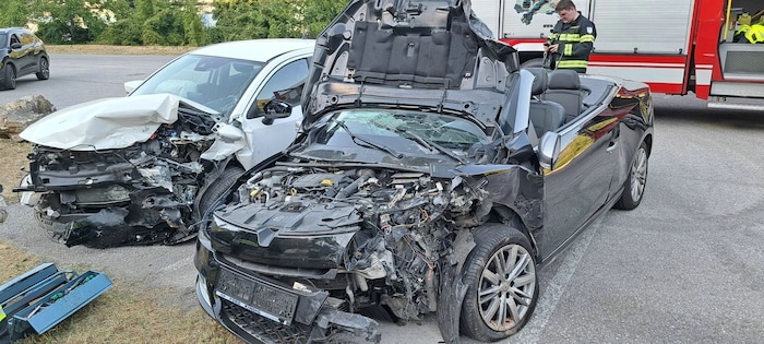Die Kameraden bargen die Unfallfahrzeuge.