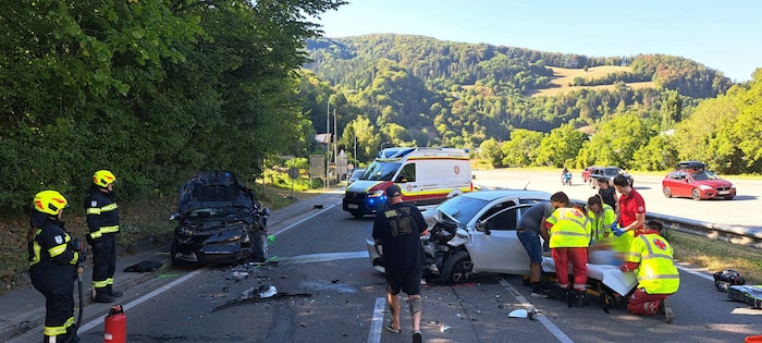 Drei Personen wurden bei dem Crash verletzt.