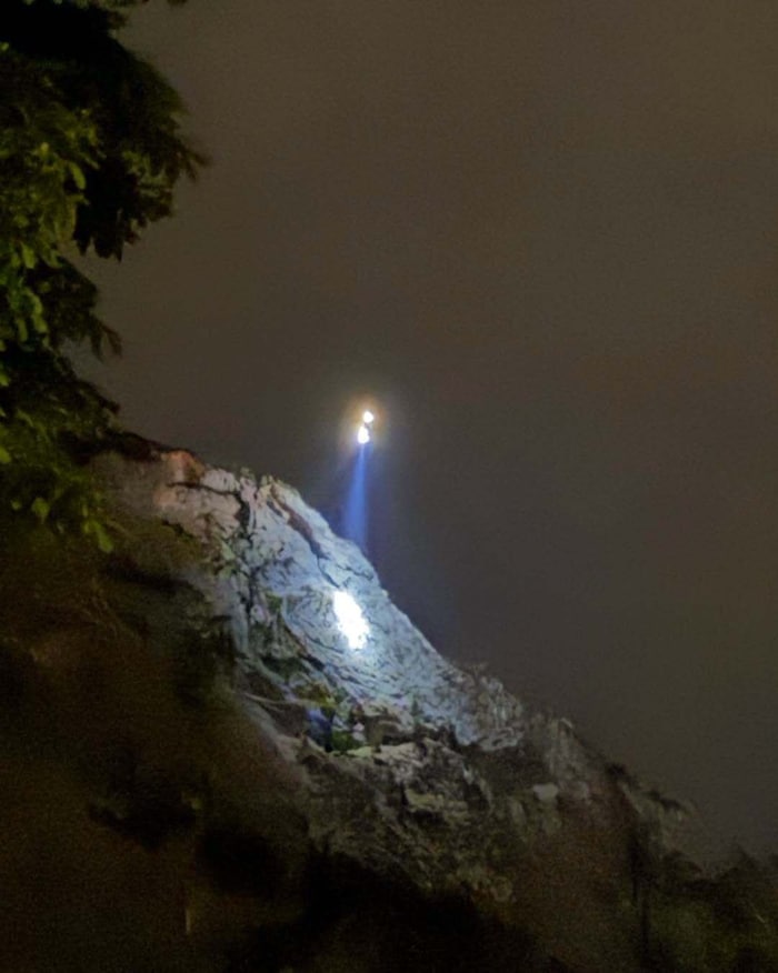 Der Helikopter schwebt bei der Bergung überm Naturfreundesteig, um die Wanderer aufzunehmen.