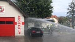 Direkt neben dem Feuerwehrhaus in Wilfersdorf war ein Fahrzeug in Brand geraten.