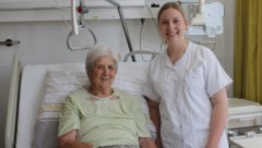 Hannah Hagn mit ihrer Uroma Juliane Daller im Krankenhaus.