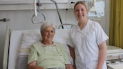 Hannah Hagn mit ihrer Uroma Juliane Daller im Krankenhaus.
