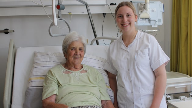 Hannah Hagn mit ihrer Uroma Juliane Daller im Krankenhaus.