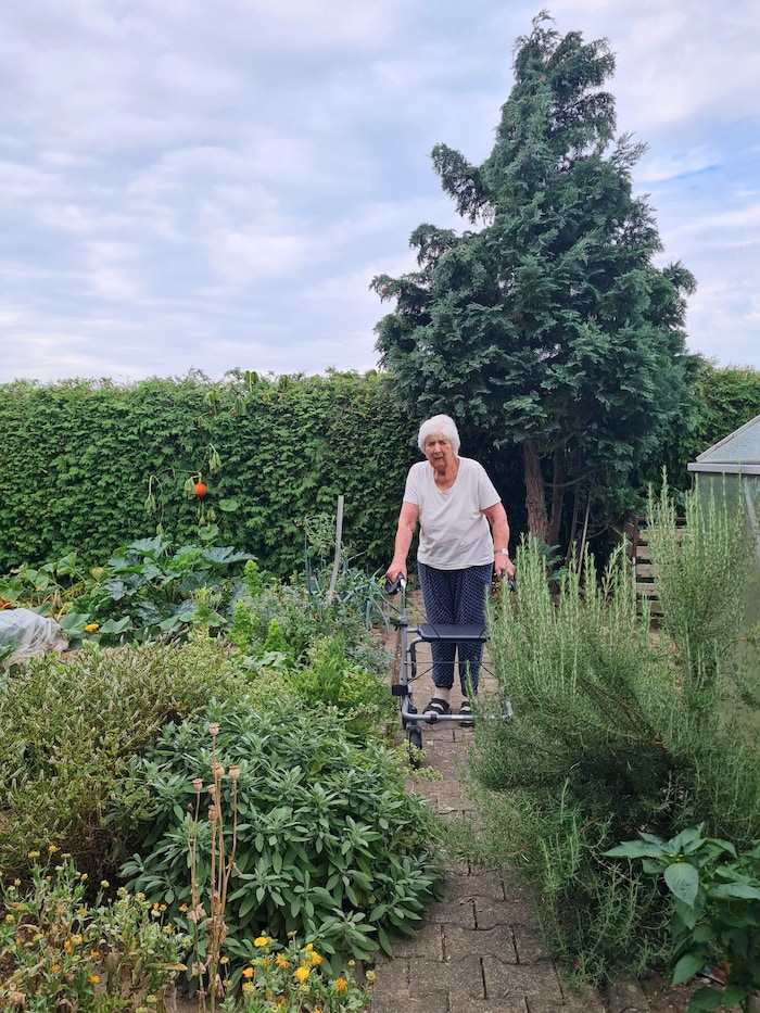 Vor dem Unfall war die rüstige Seniorin gerne im Garten aktiv – und verbringt auch jetzt bereits ...