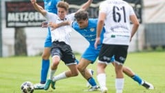 Jakob Danzl (l.) hatte mit Götzens gegen Jonathan Valdes mit Reutte alle hände voll zu tun.