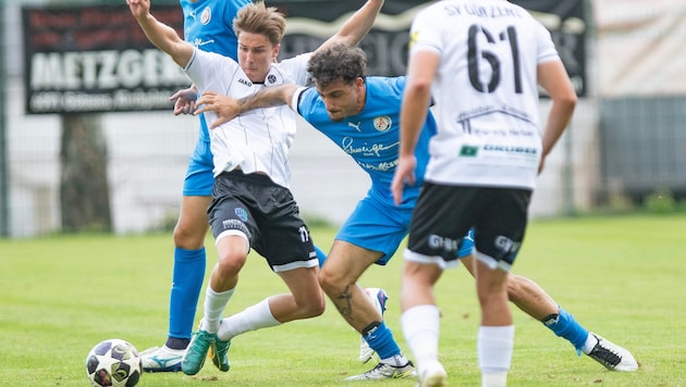 Jakob Danzl (l.) hatte mit Götzens gegen Jonathan Valdes mit Reutte alle hände voll zu tun.