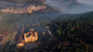 Der Waldbrand in Spanien bedroht derzeit ein mittelalterliches Kloster.