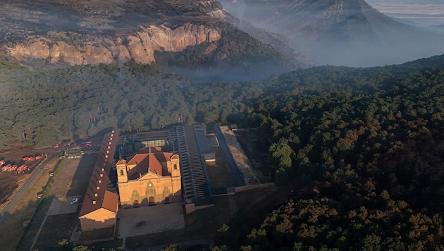 Der Waldbrand in Spanien bedroht derzeit ein mittelalterliches Kloster.