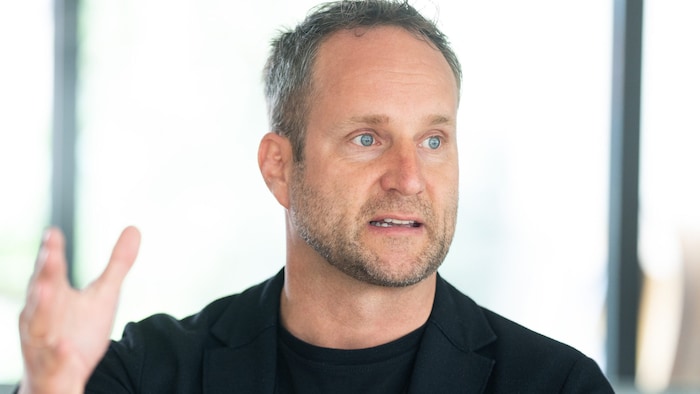Matthias Strolz, Gründungsvater der NEOS, geht auf Distanz zu seiner Partei.