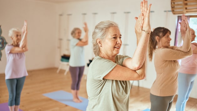 Yoga, Pilates oder einfache Dehnungsübungen helfen, die Beweglichkeit zu erhalten.