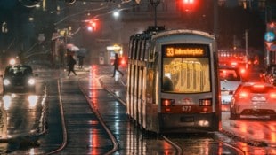 In der Nacht auf Dienstag nimmt der Regen allmählich ab.