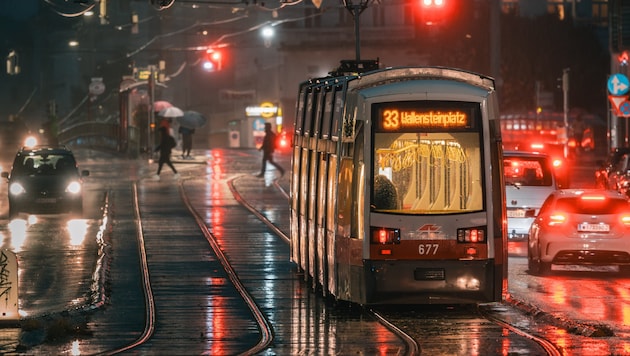 In der Nacht auf Dienstag nimmt der Regen allmählich ab.