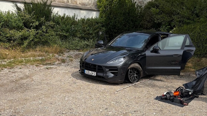 Das Fluchtauto der Täter, ein Porsche, steht in Bad Leonfelden am Kinoparkplatz
