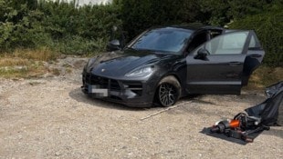Der beschädigte Porsche wurde auf einem Parkplatz im Zentrum von Bad Leonfelden zurückgelassen.