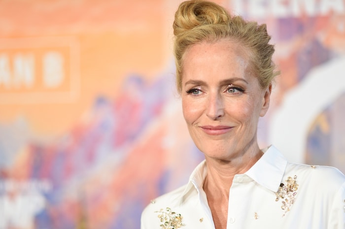 Gillian Anderson sprach in einem Interview über eine Beziehung zu einem älteren Mädchen in der ...