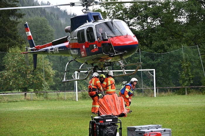 Der Polizeihubschrauber Libelle Tirol im Löscheinsatz.