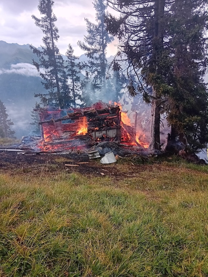 Die Jagdhütte brannte lichterloh.