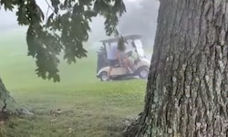Zuerst filmte er noch andere Golfer, doch im nächsten Moment verging ihm das Lachen. 