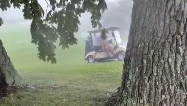 Zuerst filmte er noch andere Golfer, doch im nächsten Moment verging ihm das Lachen.