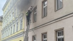 ramatische Rettung in Wien-Leopoldstadt: Eine Person wurde von der Berufsfeuerwehr über ein ...