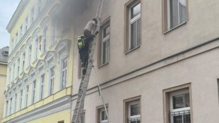 ramatische Rettung in Wien-Leopoldstadt: Eine Person wurde von der Berufsfeuerwehr über ein ...