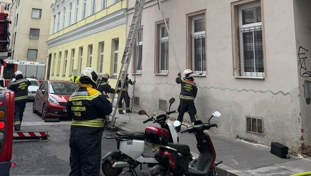 ramatische Rettung in Wien-Leopoldstadt: Eine Person wurde von der Berufsfeuerwehr über ein ...