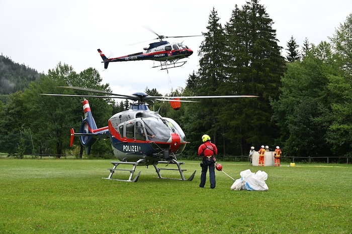 Die Polizeihubschrauber aus Tirol und Vorarlberg standen im Löscheinsatz.