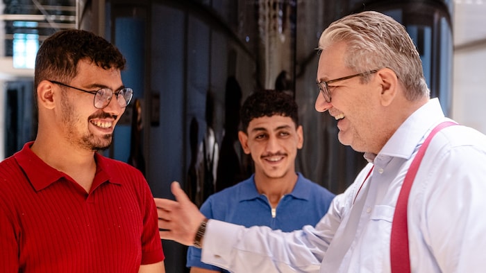 Nedim, 23 (links), und Mohammed, 21 (Mitte), übersiedeln nächste Woche als voestalpine-Lehrlinge ...