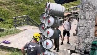 Das Video eines Tirolers, das die perfekte Landung von Bierfässern bei einer Almhütte zeigt, ...