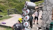 Das Video eines Tirolers, das die perfekte Landung von Bierfässern bei einer Almhütte zeigt, ...