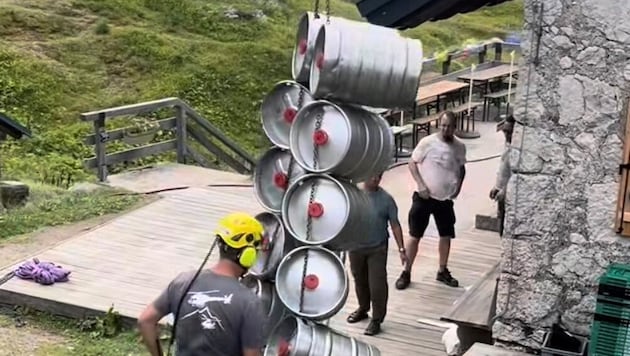 Das Video eines Tirolers, das die perfekte Landung von Bierfässern bei einer Almhütte zeigt, ...