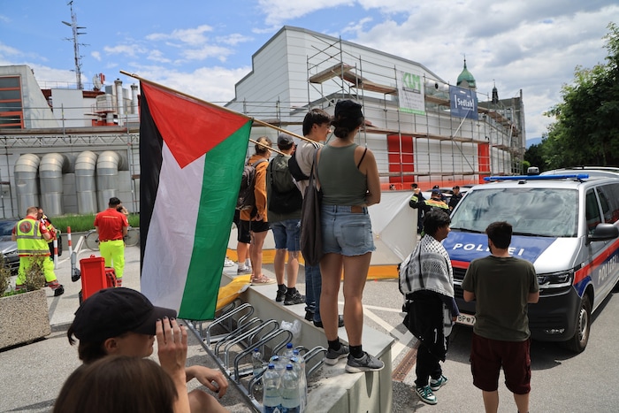Mit der Flagge von Palästina tauchten die etwa zehn Aktivisten beim ORF auf.