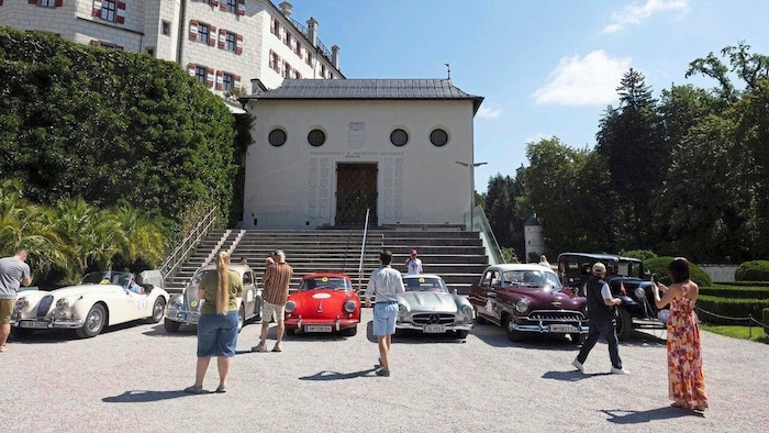 Die edlen Karossen machten Halt im Park von Schloss Ambras und zogen viele Schaulustige an.