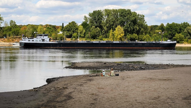 Zusätzlich zur geringeren Beladung verlangt der niedrige Wasserstand den Binnenschiffern in ...