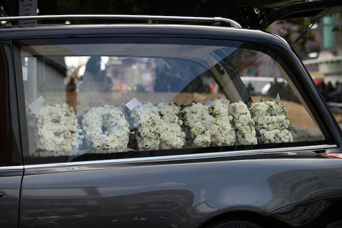Bonnie Tylers weißer Sarg war mit weißen Blumen verziert.