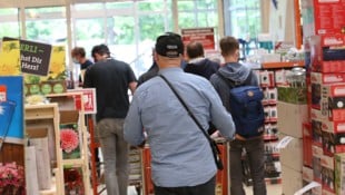 Das lange Warten an Supermarkt- kassen ist für viele Kunden eine harte Geduldsprobe. ...
