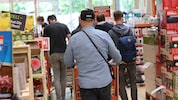 Das lange Warten an Supermarkt- kassen ist für viele Kunden eine harte Geduldsprobe. ...