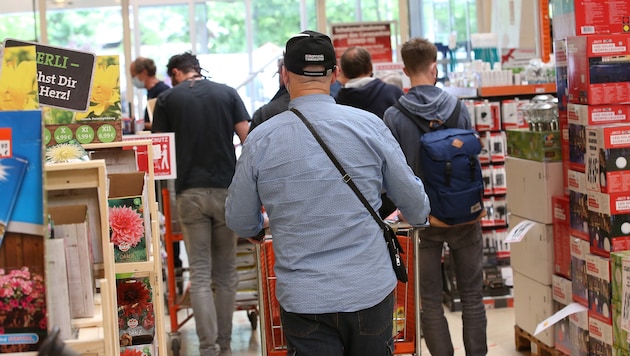 Das lange Warten an Supermarkt- kassen ist für viele Kunden eine harte Geduldsprobe. ...