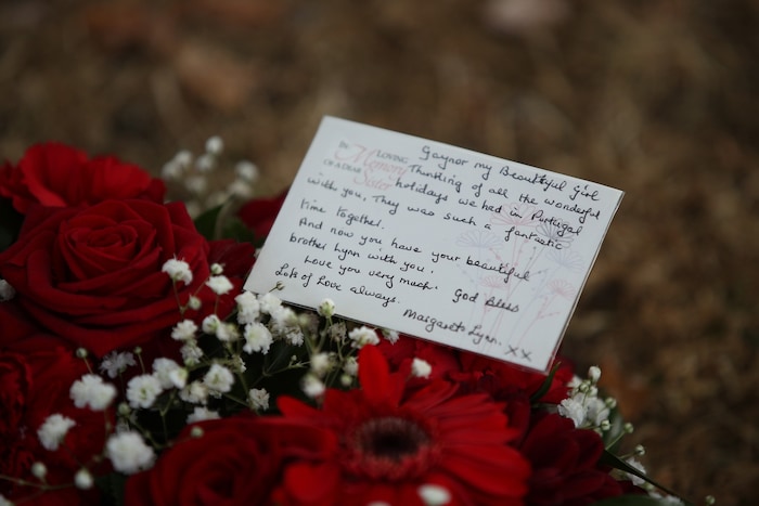 Blumengestecke waren mit liebevollen Nachrichten von Tylers Familie und Freunden versehen.