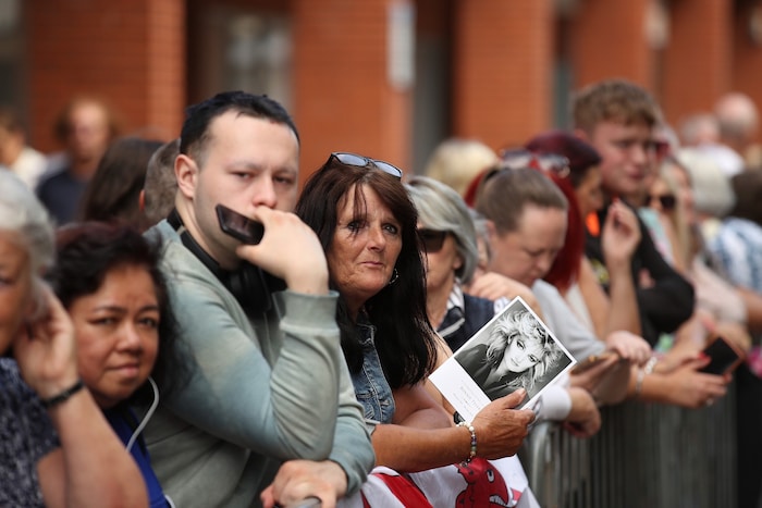 Zahlreiche Fans von Bonnie Tyler sahen sich die Trauerfeier im Public Viewing an.