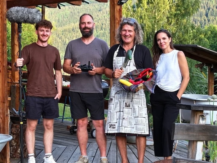 Jaqueline Rauter erzählt viel von Thomas Rettl auf der Almhütte in Arriach.