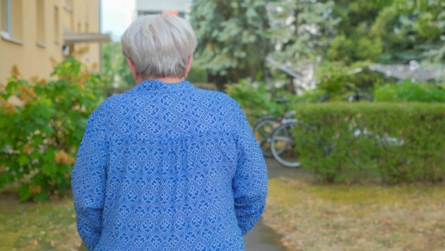 Ehrengard E. wehrte sich mit einem Müllsack gegen eine Attacke und wurde daraufhin aus ihrer ...