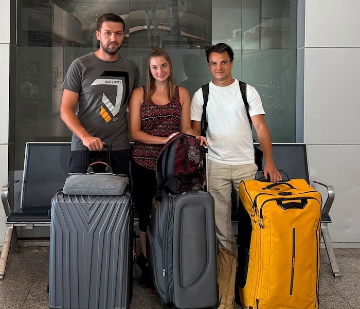 Martin mit seiner Freundin und ihrem Bruder in der ägyptischen Abflughalle