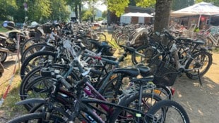 Die Rad-Parkplätze im Strandbad Klagenfurt sind völlig überfüllt.