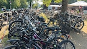 Die Rad-Parkplätze im Strandbad Klagenfurt sind völlig überfüllt.